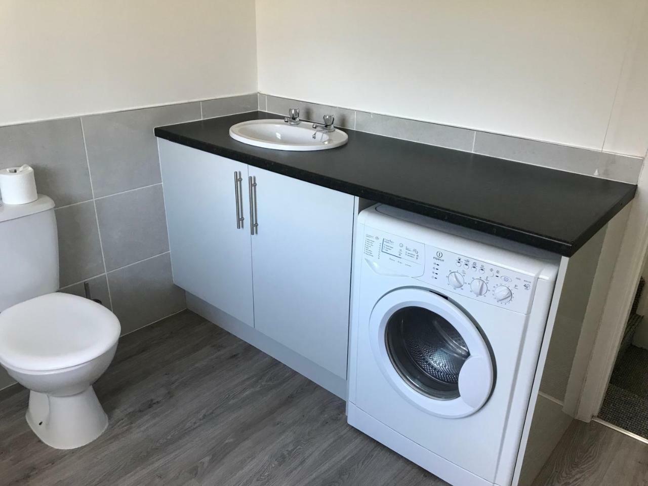 Platform Port Area Apartment 2 With Free Street Parking كينغستون أبون هول المظهر الخارجي الصورة